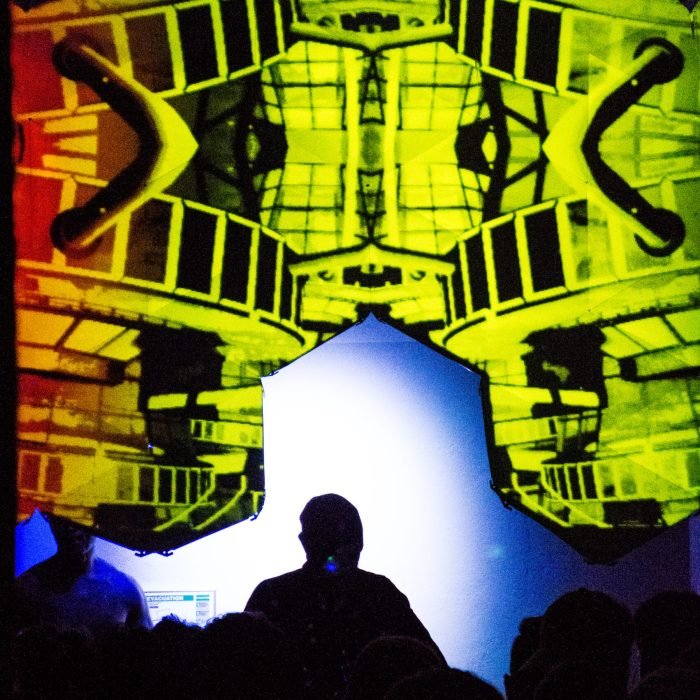 VJ - Vjing - Mapping vidéo - vidéo projecteur - mur led - wall screen - Kit olga mapping scénographie - wharehouse